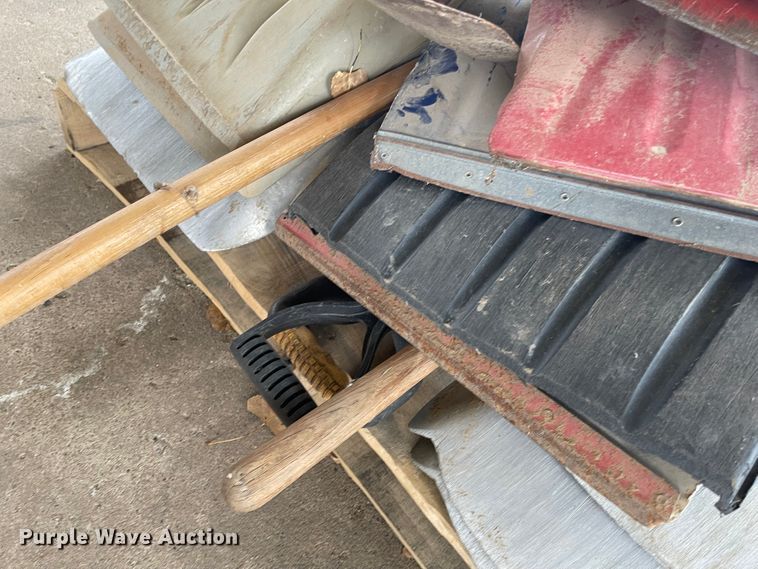 image for item IY9799 Approximately 18 shovels