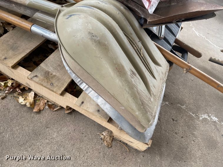 image for item IY9799 Approximately 18 shovels