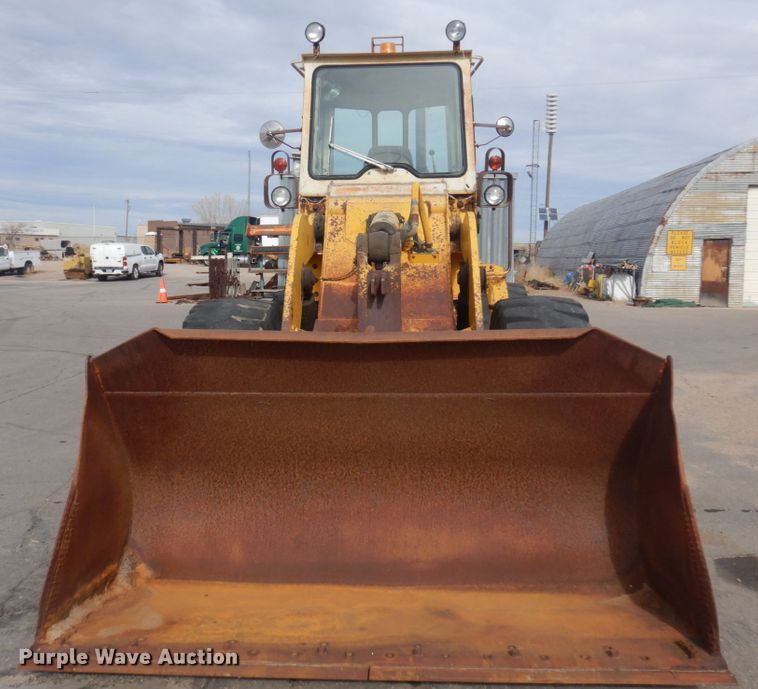 image for item JZ9788 1975 International 530  wheel loader