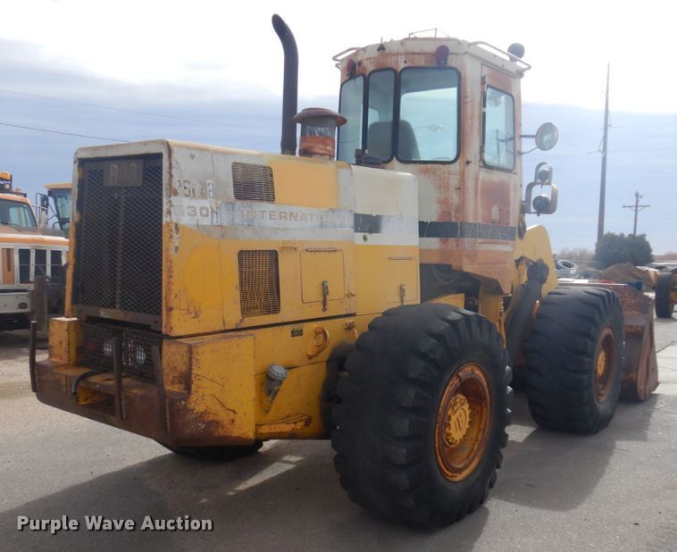 image for item JZ9788 1975 International 530  wheel loader