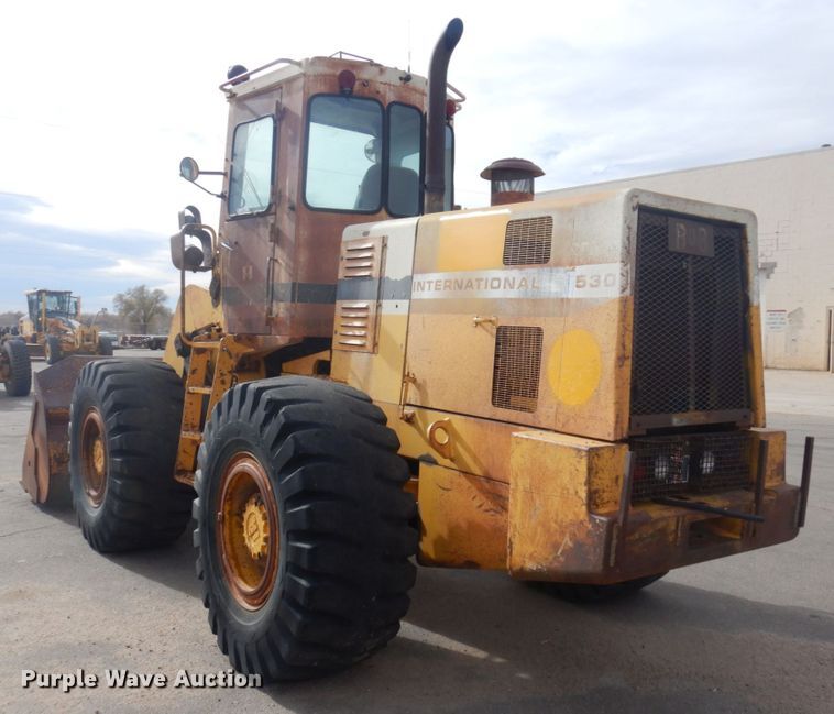 image for item JZ9788 1975 International 530  wheel loader