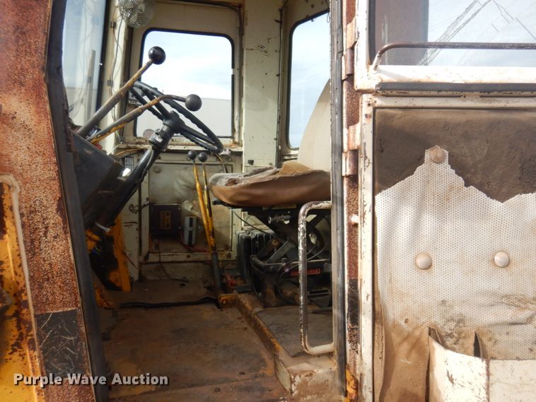 image for item JZ9788 1975 International 530  wheel loader