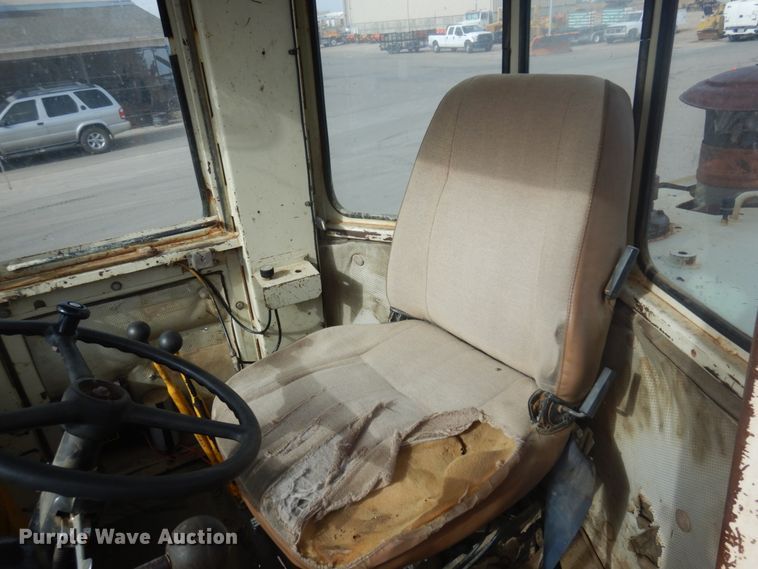 image for item JZ9788 1975 International 530  wheel loader