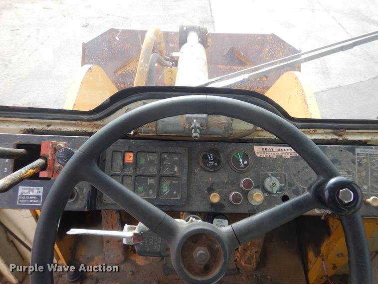image for item JZ9788 1975 International 530  wheel loader