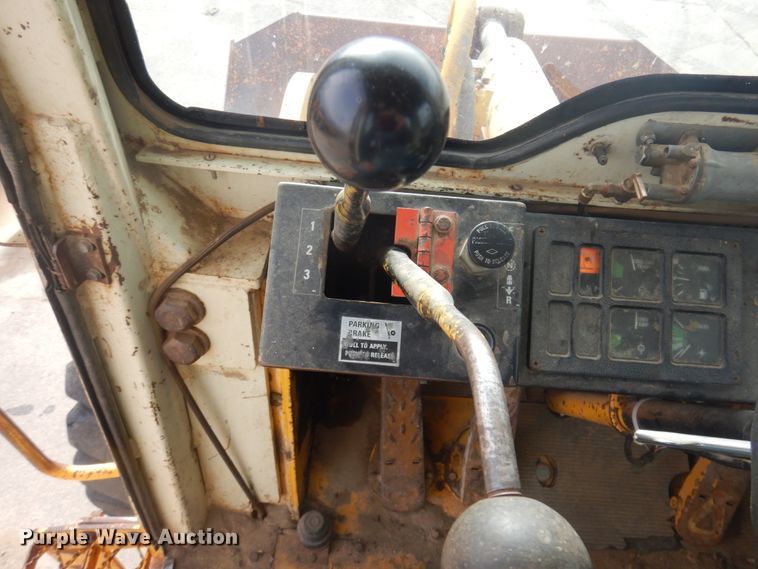 image for item JZ9788 1975 International 530  wheel loader