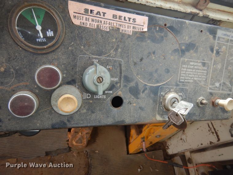 image for item JZ9788 1975 International 530  wheel loader