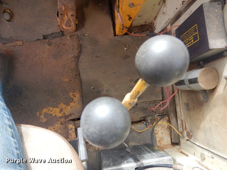 image for item JZ9788 1975 International 530  wheel loader