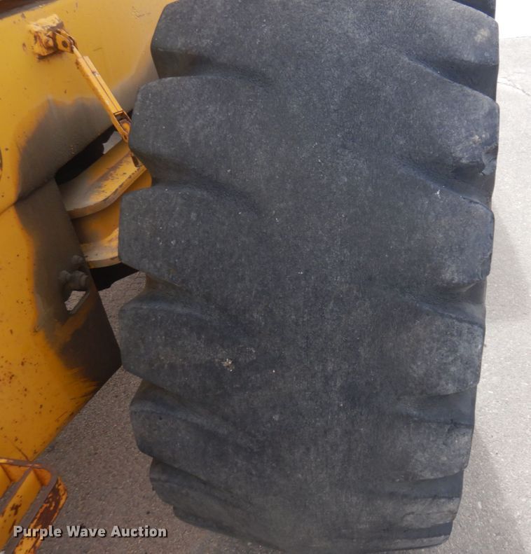 image for item JZ9788 1975 International 530  wheel loader