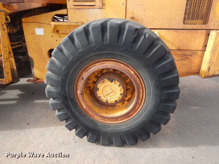 image for item JZ9788 1975 International 530  wheel loader