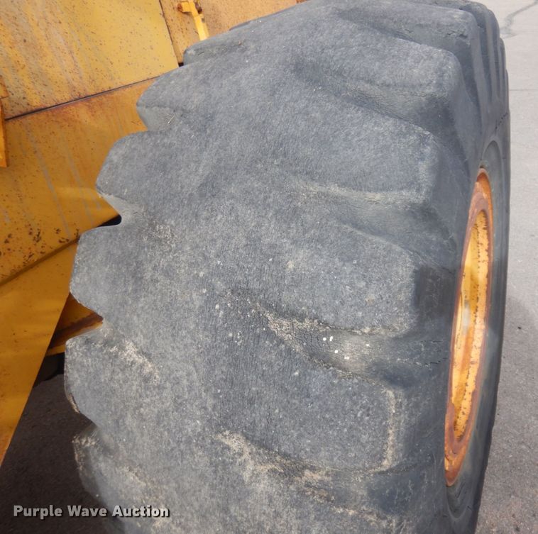 image for item JZ9788 1975 International 530  wheel loader
