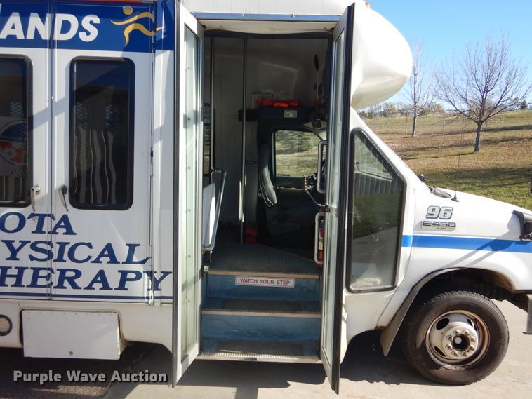 image for item KO9168 2009 Ford E450 Super Duty  shuttle bus