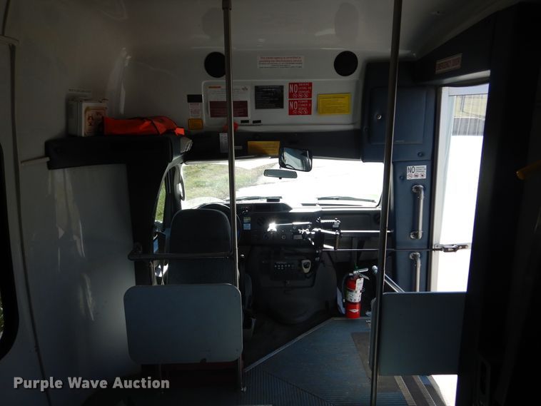 image for item KO9168 2009 Ford E450 Super Duty  shuttle bus