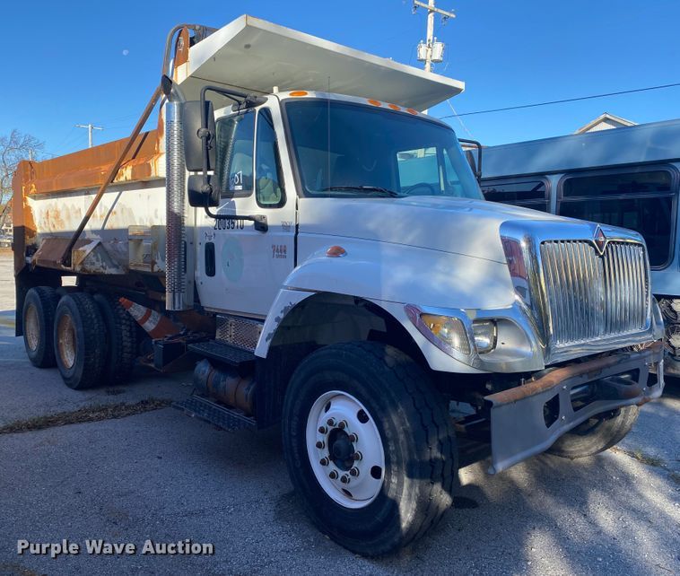 image for item KV9265 2003 International 7400  dump truck