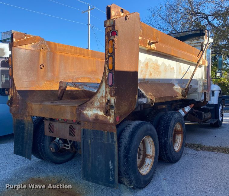 image for item KV9265 2003 International 7400  dump truck