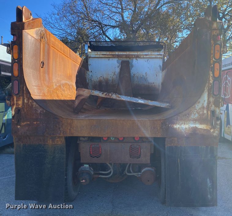 image for item KV9265 2003 International 7400  dump truck