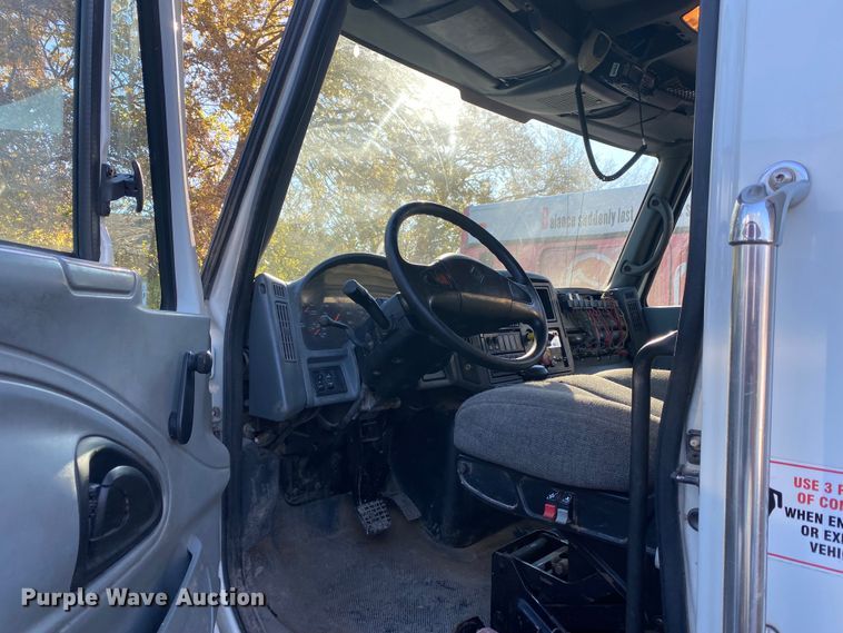 image for item KV9265 2003 International 7400  dump truck