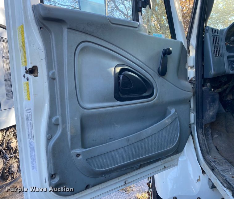 image for item KV9265 2003 International 7400  dump truck