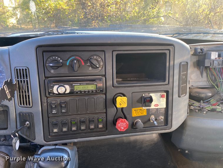 image for item KV9265 2003 International 7400  dump truck