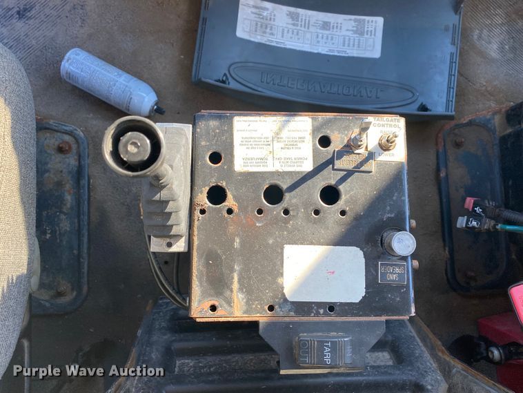 image for item KV9265 2003 International 7400  dump truck