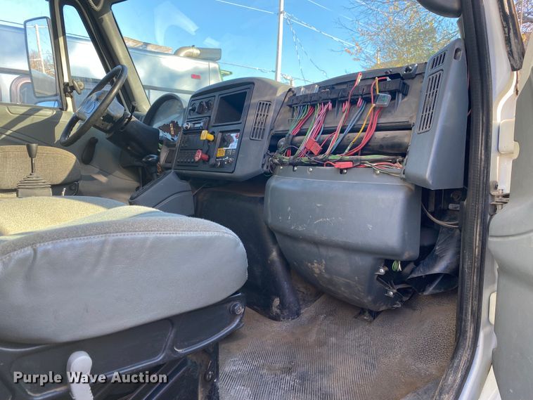 image for item KV9265 2003 International 7400  dump truck