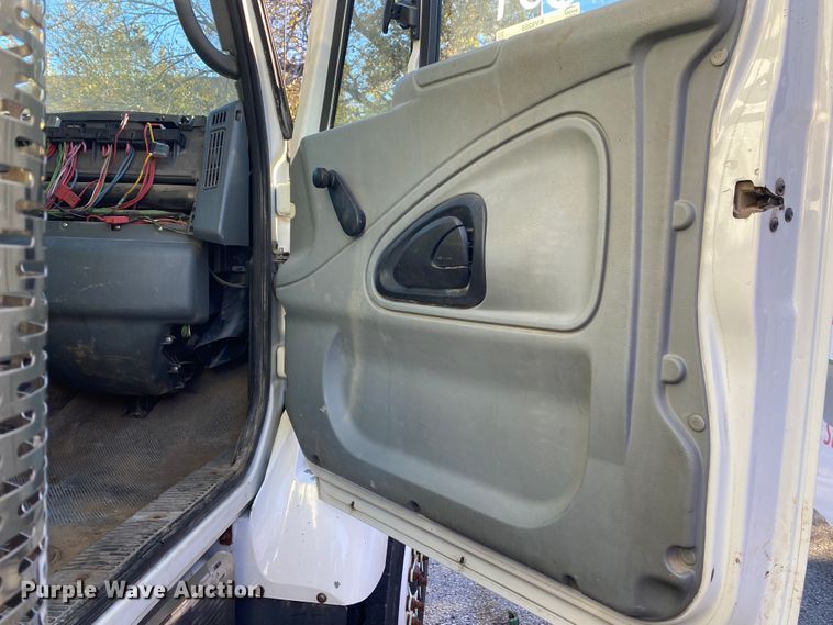 image for item KV9265 2003 International 7400  dump truck