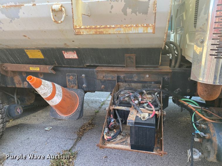 image for item KV9265 2003 International 7400  dump truck