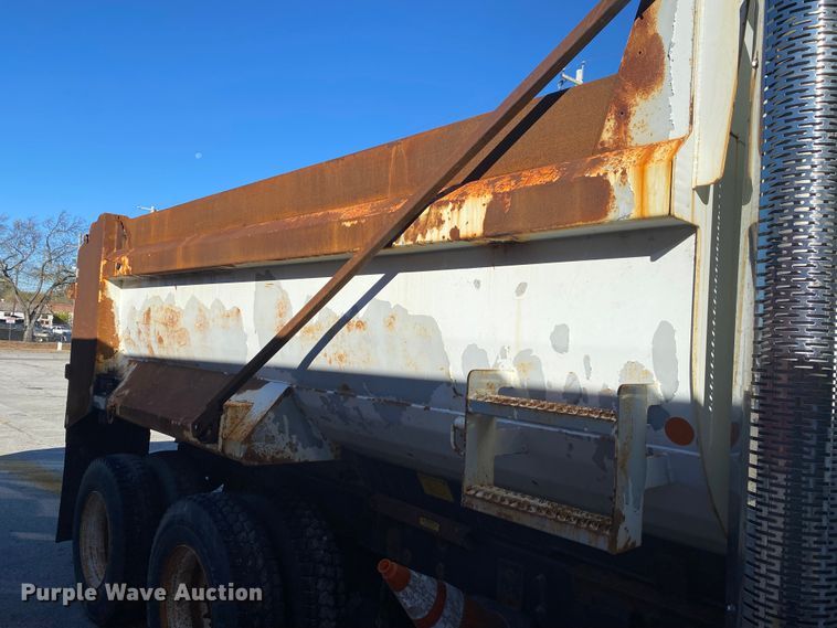 image for item KV9265 2003 International 7400  dump truck