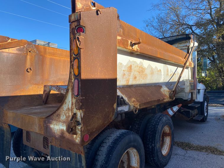 image for item KV9265 2003 International 7400  dump truck