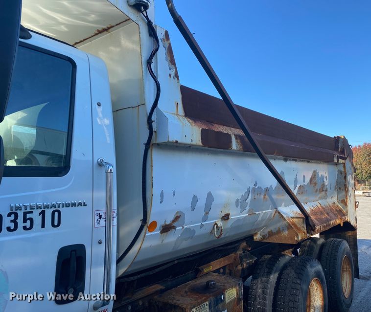 image for item KV9265 2003 International 7400  dump truck