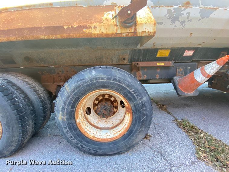 image for item KV9265 2003 International 7400  dump truck