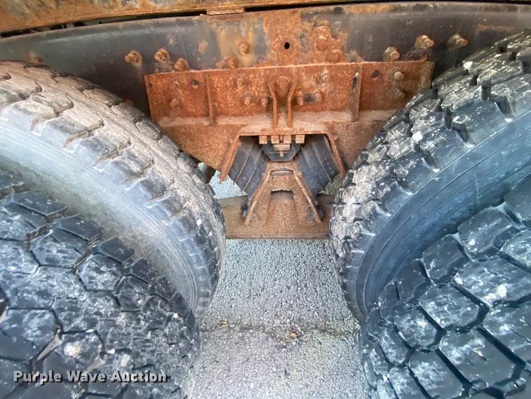 image for item KV9265 2003 International 7400  dump truck