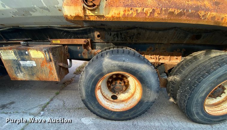 image for item KV9265 2003 International 7400  dump truck