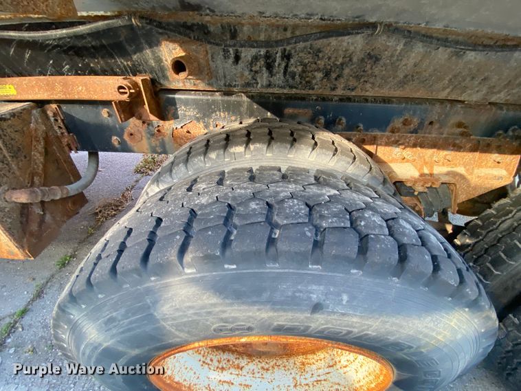 image for item KV9265 2003 International 7400  dump truck