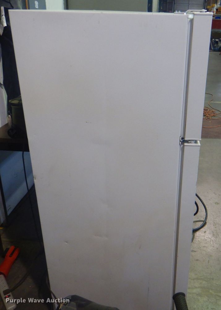 GE refrigerator in Tulsa, OK Item KV9376 sold Purple Wave