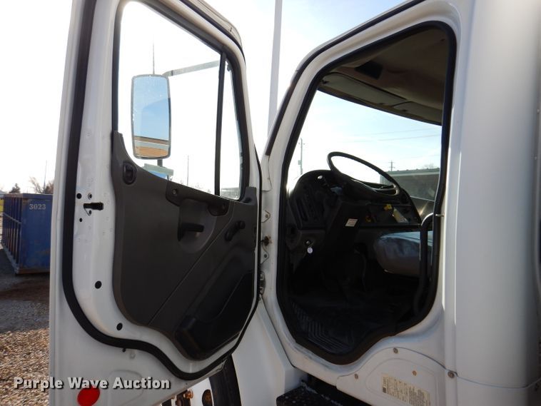 image for item KY9473 2007 Freightliner Business Class M2  box truck