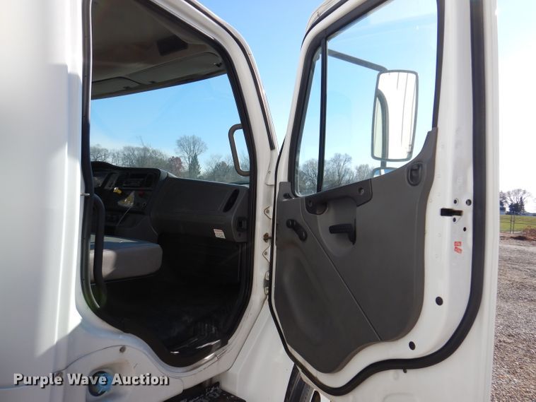 image for item KY9473 2007 Freightliner Business Class M2  box truck