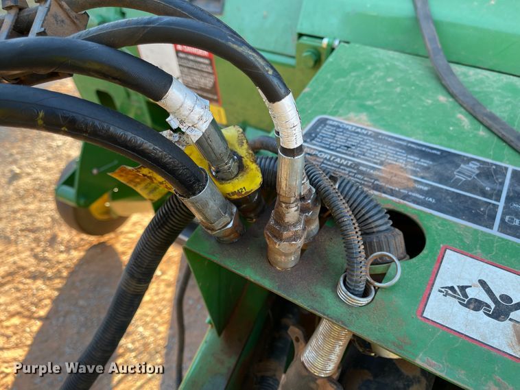 image for item DN0006 John Deere 569  round baler