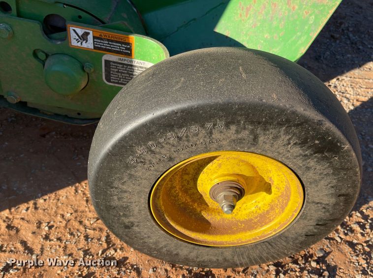 image for item DN0006 John Deere 569  round baler