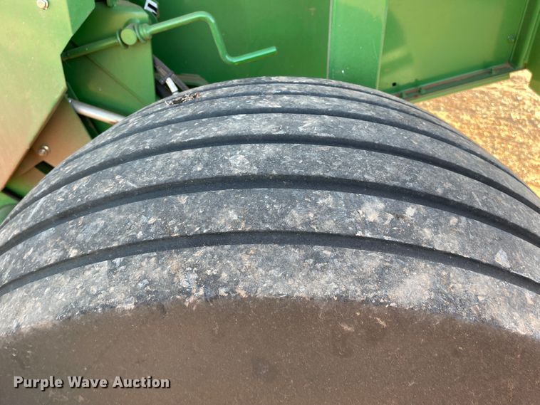 image for item DN0006 John Deere 569  round baler