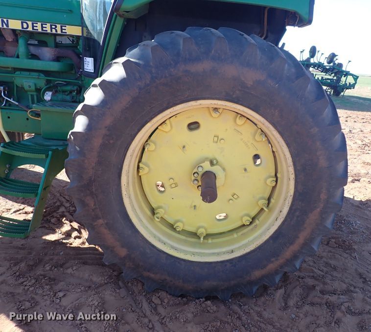 image for item DN0009 1981 John Deere 4440  tractor