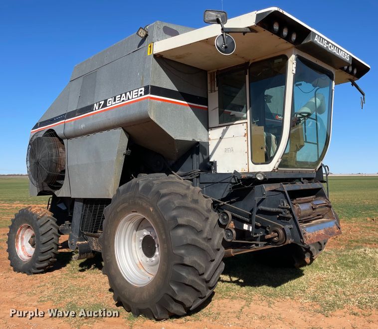 image for item DN0016 1985 Gleaner N7  combine