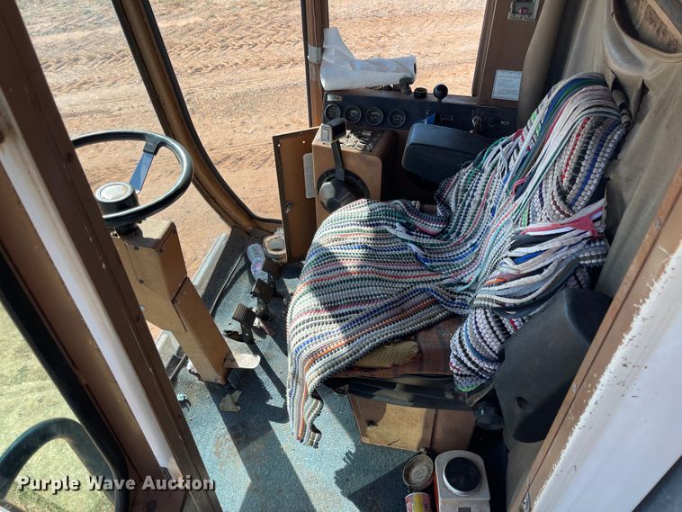 image for item DN0016 1985 Gleaner N7  combine