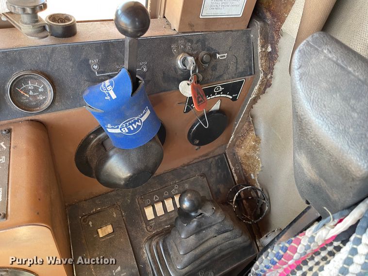 image for item DN0016 1985 Gleaner N7  combine