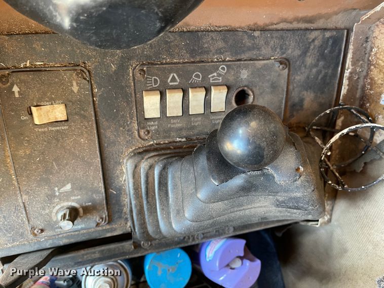 image for item DN0016 1985 Gleaner N7  combine