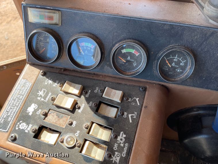 image for item DN0016 1985 Gleaner N7  combine