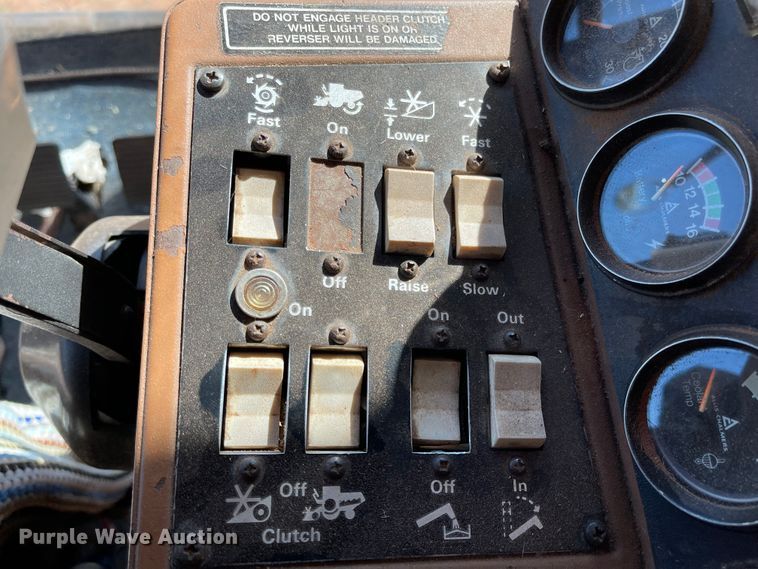 image for item DN0016 1985 Gleaner N7  combine