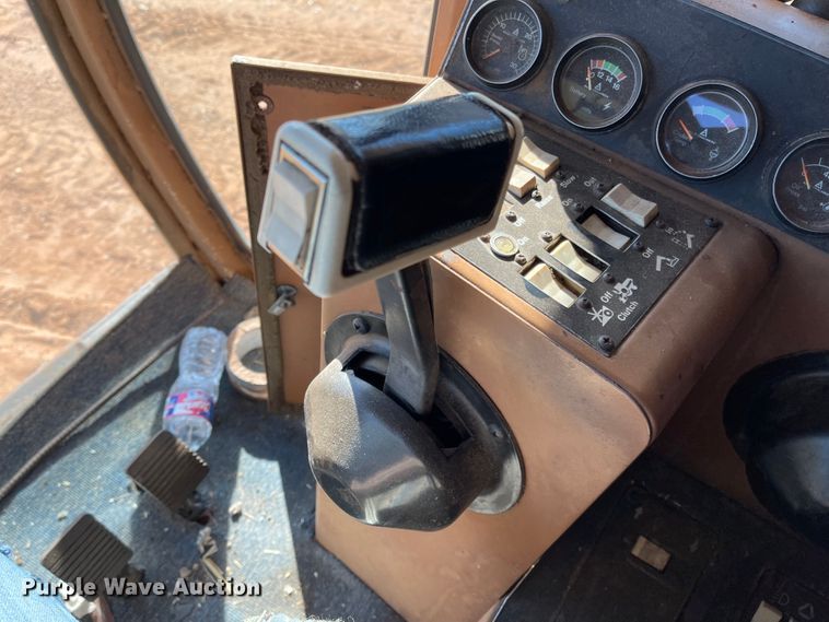 image for item DN0016 1985 Gleaner N7  combine