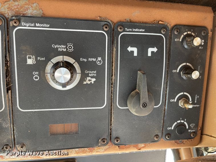 image for item DN0016 1985 Gleaner N7  combine