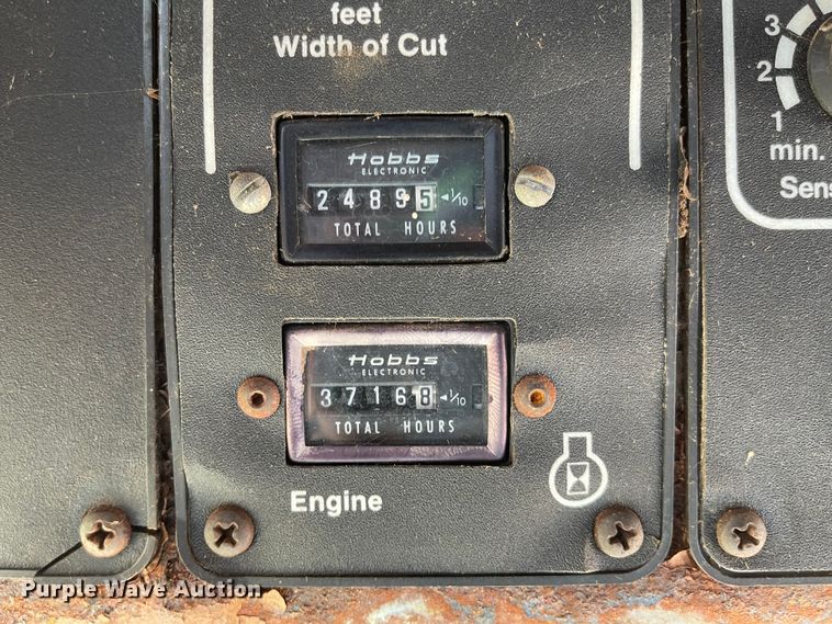 image for item DN0016 1985 Gleaner N7  combine