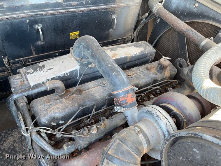 image for item DN0016 1985 Gleaner N7  combine